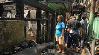 Warga korban kebakaran saat melihat kondisi rumah mereka yang hangus terbakar. (Liputan6.com/Gempur M Surya)