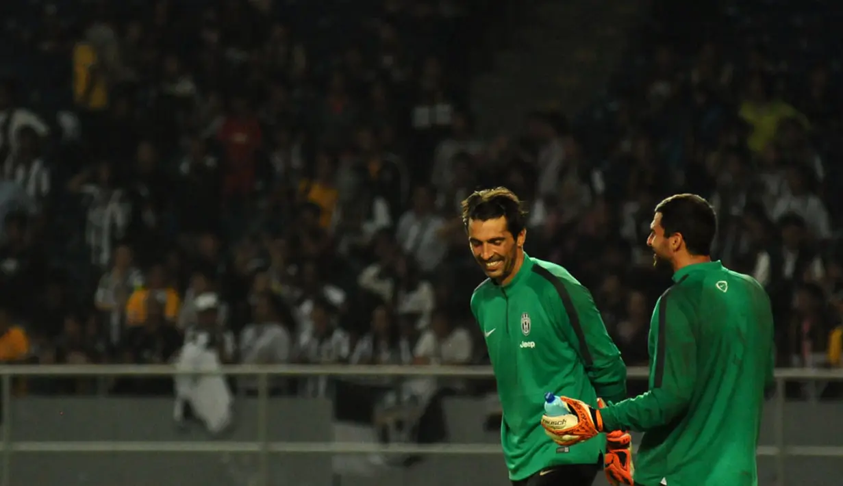 Penjaga gawang Juventus, Gianluigi Buffon (kiri) berbincang dengan rekan setimnya di sela-sela latihan di Stadion GBK Jakarta, (5/8/2014). (Liputan6.com/Helmi Fithriansyah)