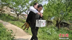 Li Juhong saat digendong seorang pria di Chongqing, Cina. Li Juhong mengalami  insiden tragis saat umurnya 4 tahun, ia mengalami sebuah kecelakaan mobil hingga mengharuskan kakinya diamputasi. (Chinanews.com)