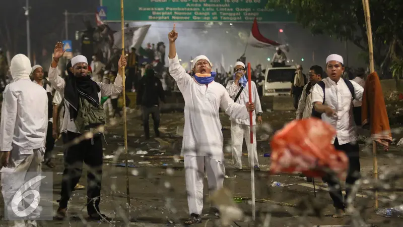 20161104- Polisi Desak Mundur Pendemo dari Istana-Jakarta- 