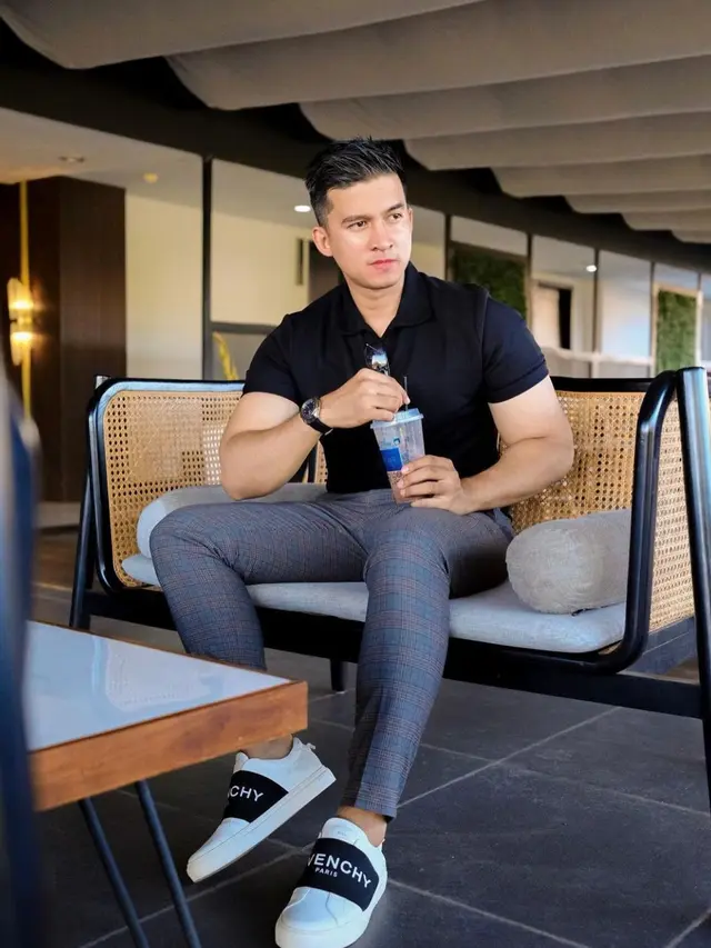 Potret Lain Briptu Mustakim Kenakan Baju Casual, Gak Kalah Keren