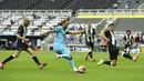 Striker Tottenham Hotspur, Harry Kane, melepaskan tendangan ke gawang Newcastle United pada laga Premier League di Stadion St. James Park, Rabu (15/7/2020). Tottenham menang dengan skor 3-1. (Stu Forster/Pool via AP)