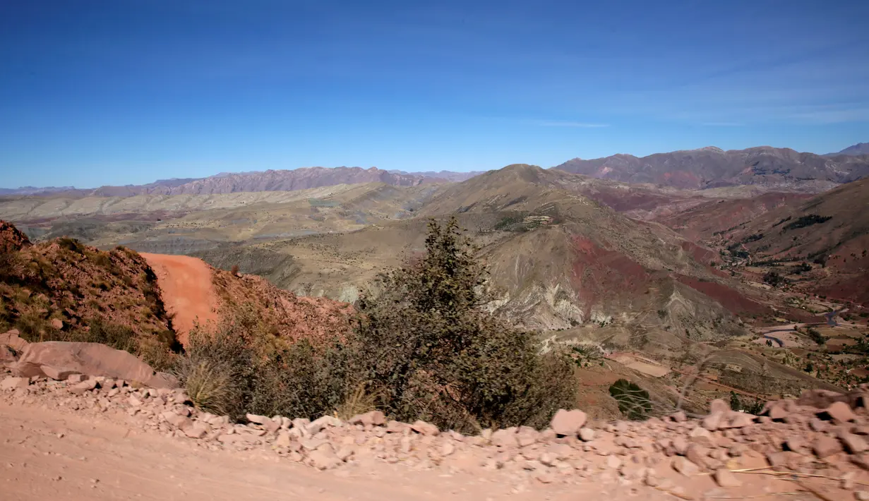 Daerah tempat ditemukannya jejak dinosaurus di Maragua, sekitar 60 km dari Sucre, Bolivia (21/7). diperkirakan dinosaurus yang meninggalkan jejak adalah dinosaurus terbesar dari sejenisnya. (REUTERS/ David Mercado)