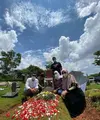 Artis Nyekar ke Makam Rina Gunawan ada Melly Goeslaw, Anto Hoed, Deswita Maharani, Ferry Maryadi dan Hedi Yunus. (Instagram/deswitamaharani80)
