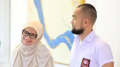 Teuku Wisnu dikenal sebagai artis sekaligus sosok suami yang humoris. Tak heran jika Shireen Sungkar selalu bahagia dalam menjalani rumah tangga dengannya. Kehidupan pasangan yang menikah pada 17 November 2013 ini juga semakin ceria dengan kehadiran tiga orang anak. (Liputan6.com/IG/@teukuwisnu)