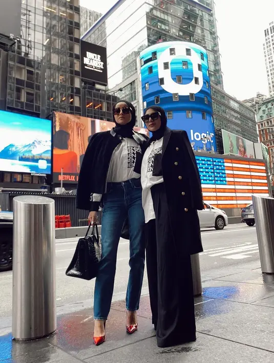 Penampilan stylist Olla Ramlan di New York dimulai dengan outfit bernuansa hitam putih. Mengenakan salah satu koleksi kemeja dari Vivi Zubaedi, Olla Ramlan memadukannya dengan jeans, blazer, dan tas Hermes berwarna hitam (instagram/ollaramlan)