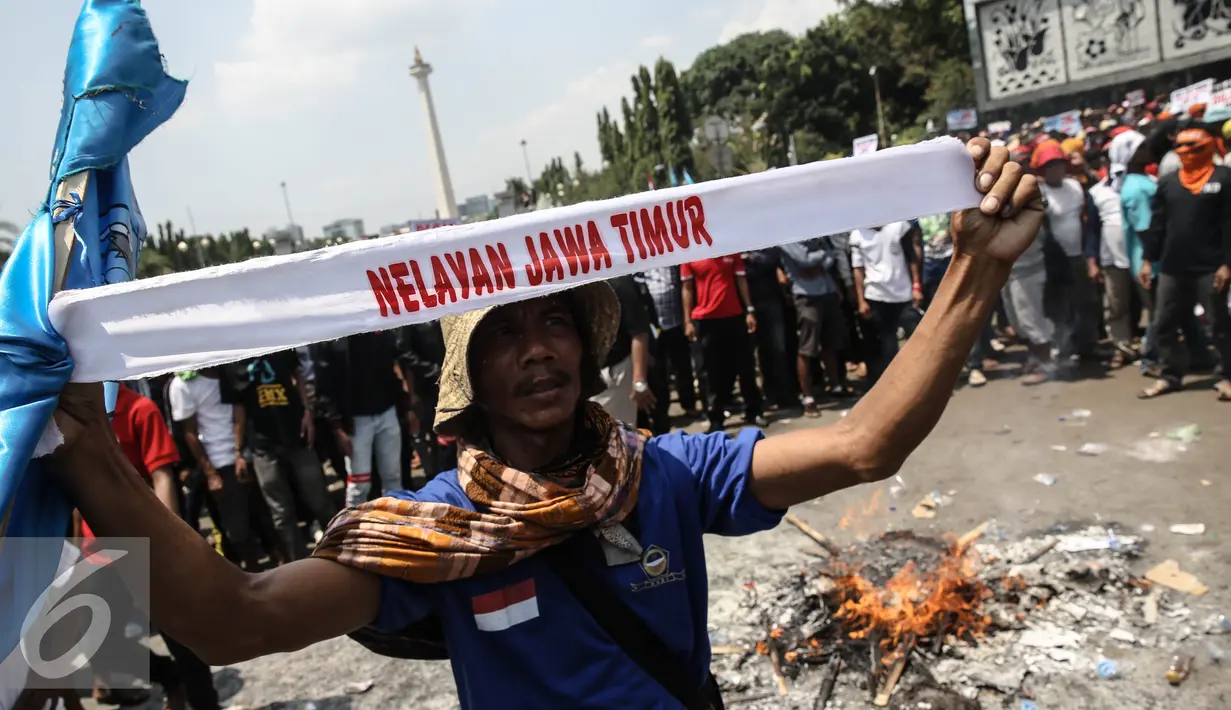 Sebanyak sepuluh ribu massa aksi mengikuti  unjuk rasa memperingati hari Nelayan Nasional didepan Istana Merdeka, Jakarta, Rabu (6/4). Dalam aksinya mereka meminta pemerintah menghapus Permen tentang transhipment. (Liputan6.com/Faizal Fanani)