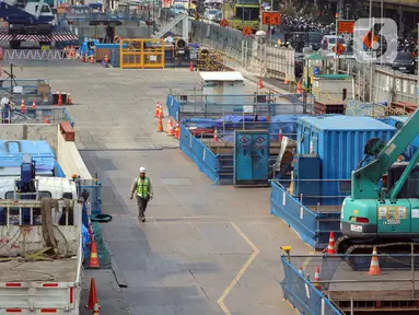 Pekerja beraktivitas di area proyek pembangunan MRT Fase 2 di kawasan Glodok, Jakarta,  Rabu (13/12/2023). (Liputan6.com/Angga Yuniar)