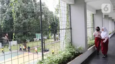 Pelajar melewati koridor sekolah di SDN Ragunan 08 yang termasuk sekolah berkonsep net zero carbon di Jakarta, Kamis (29/9/2022). Pemprov DKI telah meresmikan empat sekolah berkonsep net zero carbon atau bangunan dengan emisi rendah yang sebagian energinya dipasok dari sumber energi terbarukan sehingga emisi karbonnya sangat minim. (Liputan6.com/Herman Zakharia)