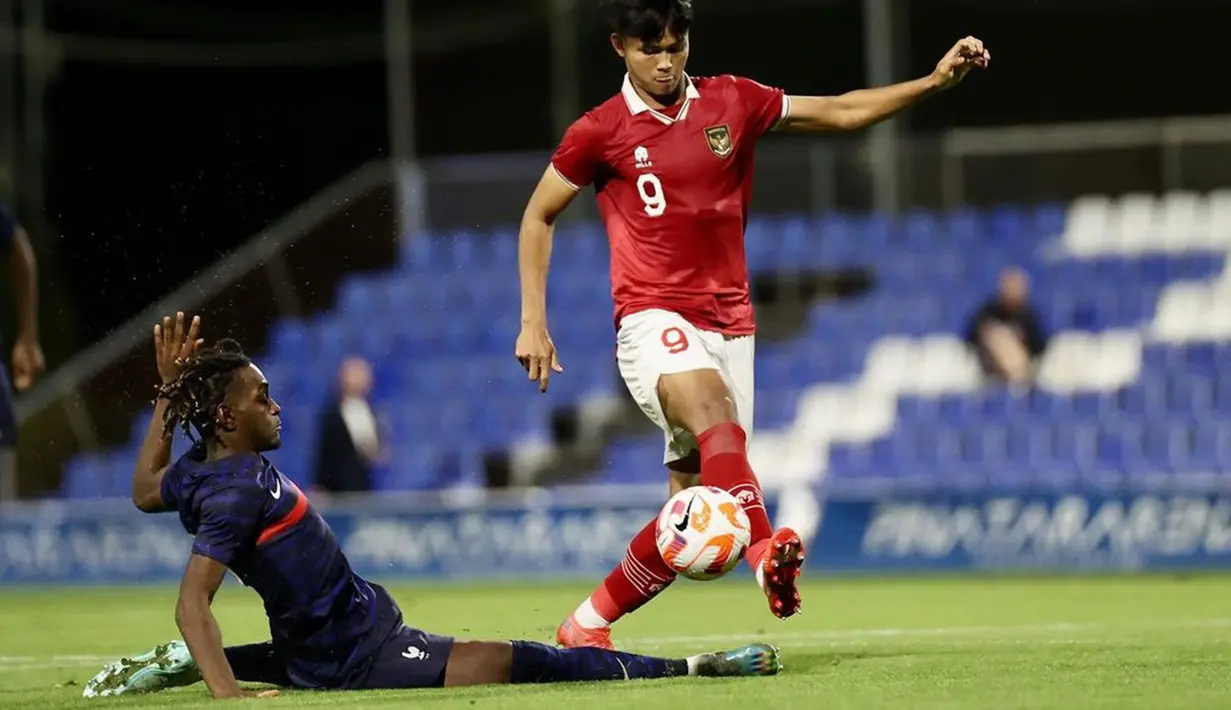 Striker muda PSS Sleman ini memang menjadi andalan coach Shin Tae-yong di lini depan Garuda Muda. Hal itu sudah terlihat dari kancah Piala Asia 2022 U-20, di mana Hokky Caraka sering menjadi starter. Kini jelang 2 bulan Piala Dunia U-20, Hokky gagal pentas di event terakbar dunia setelah Indonesia status tuan rumahnya dicabut FIFA. (Liputan6.com/IG/hokkycaraka_)