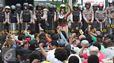 Mahasiswa yang tergabung dalam AMP menyerahkan diri saat berunjuk rasa di kawasan Bunderan HI, Jakarta, Selasa (1/12). Massa menyerahkan diri sebagai bentuk solidaritas usai puluhan lainnya diamankan petugas. (Liputan6.com/Immanuel Antonius)