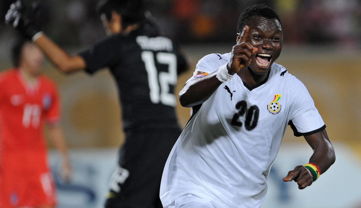 Selebrasi pemain Ghana, Dominic Adiyiah setelah mencetak gol ke gawang Korea Selatan pada laga perempatfinal Piala Dunia U-20 2009 di Mubarak International Stadium, Suez, Mesir (9/10/2009). Dominic Adiyiah juga mencetak total 8 gol pada Piala Dunia U-20 tahun 2009 di Mesir dan dinobatkan sebagai top skor turnamen. Torehan golnya tersebut juga mampu membawa Ghana menjadi juara dan ia pun terpilih juga menjadi pemain terbaik. (AFP/Khaled Desouki)