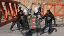 Pembatasan yang sistematis terhadap kebebasan bergerak warga Palestina dikenal juga sebagai kebijakan penutupan Israel, atau kebijakan pemisahan antara Jalur Gaza dan Tepi Barat. (HAZEM BADER/AFP)
