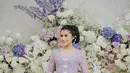 Penampilan anggun Erina Gudono di malam Midodareni. Kebaya ungu karya @anjiasmara yang dikenakan semakin mempertegas aura bahagia istri Kaesang itu. [@erinagudono].