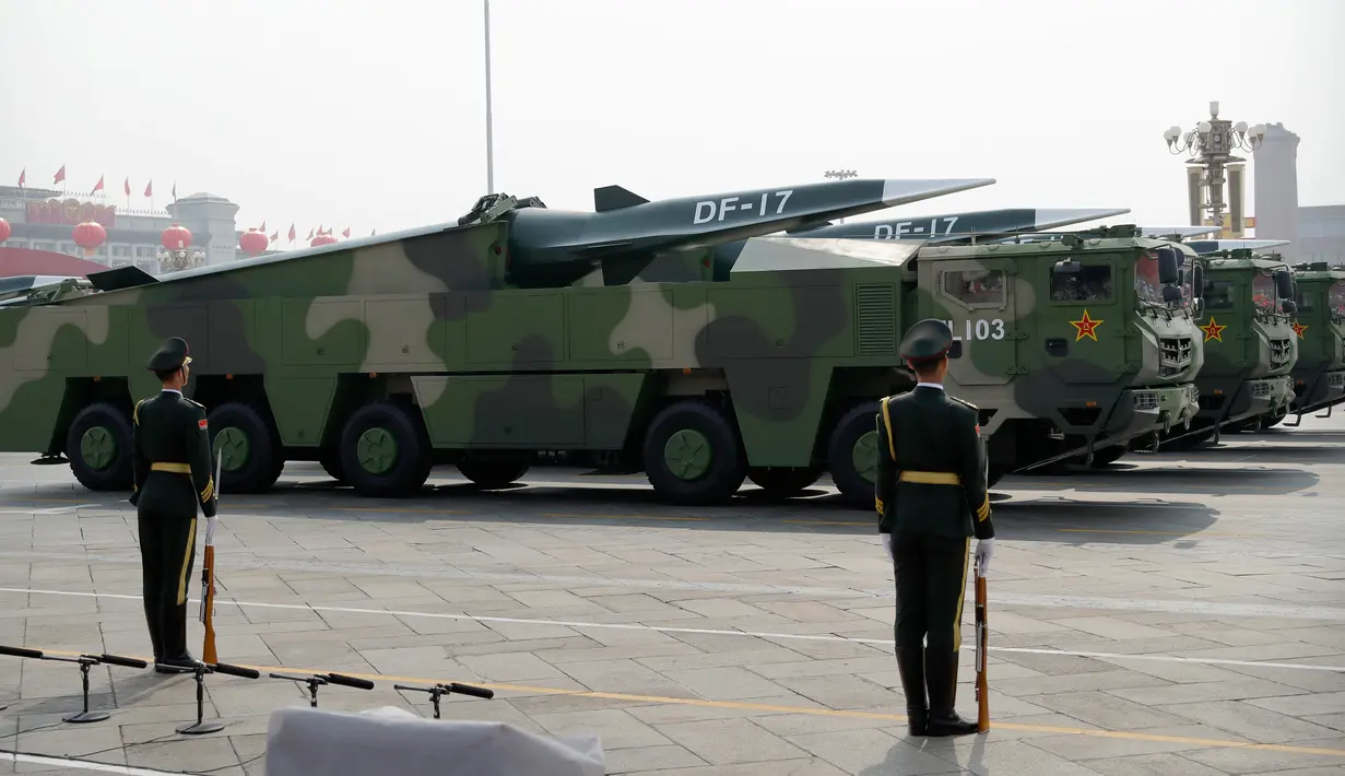 Kendaraan militer membawa rudal balistik DF-17 dalam parade HUT ke-70 RRC di Beijing, China, Selasa (1/10/2019). DF-17 merupakan rudal balistik berkecepatan hipersonik yang bisa mencapai daratan Amerika Serikat. (AP Photo/Mark Schiefelbein)