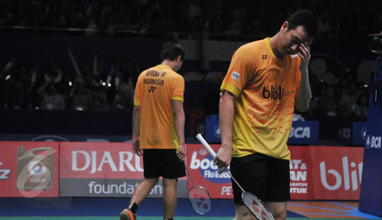Ganda putra, Hendra/Ahsan tertunduk usai dikalahkan Fu Haifeng/Zhang Nan asal Tiongkok di semifinal BCA Indonesia Open Super Series Premier 2015, di Jakarta, Sabtu (6/6/2015). Fu Haifeng/Zhang Nan 20-22, 21-18 dan 15-21. (Liputan6.com/Herman Zakharia)