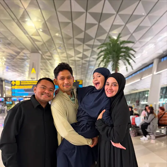 6 Potret Ririn Ekawati Umrah Bareng Putri Bungsu, Berharap Jasmine Abeng Bisa Turut Serta