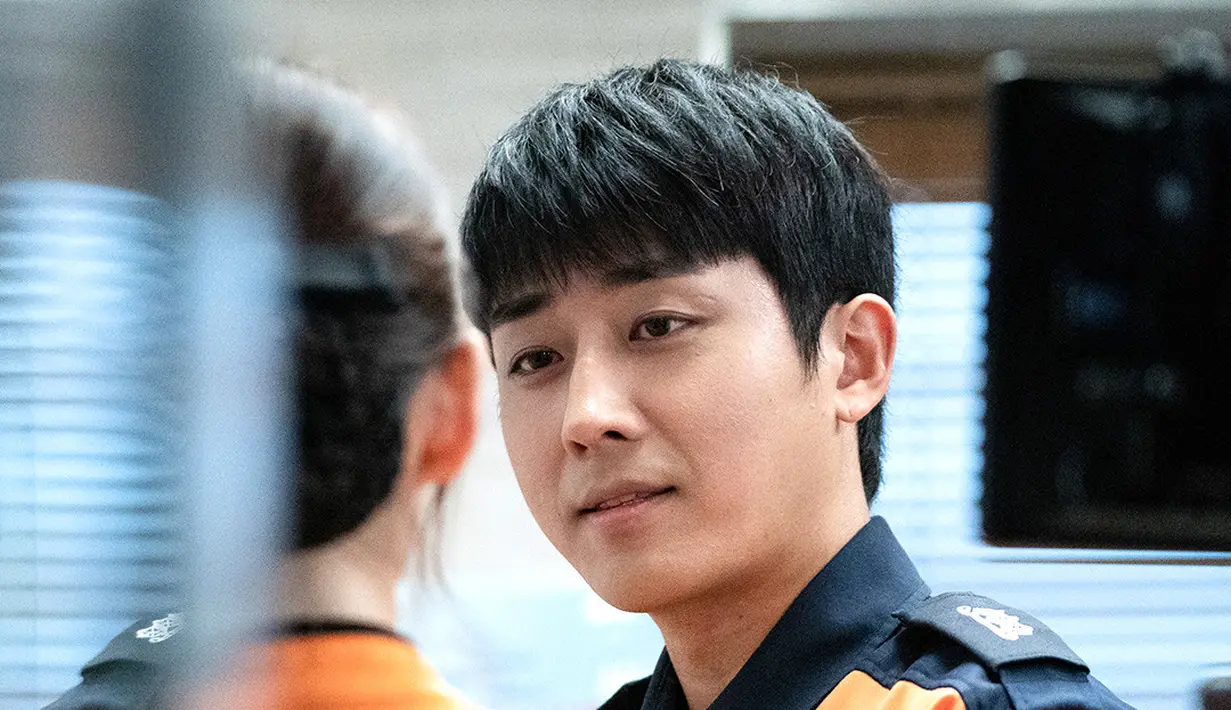 Dalam potongan gambar lainnya, Bong Do Jin dan Song Seol bertemu di ruang cuci di tengah malam. Do Jin berbicara dengan Song Seol dengan senyum lembut saat dia mencoba meredam rasa senangnya saat berduaan dengan Song Seol. (Foto: SBS via Soompi)