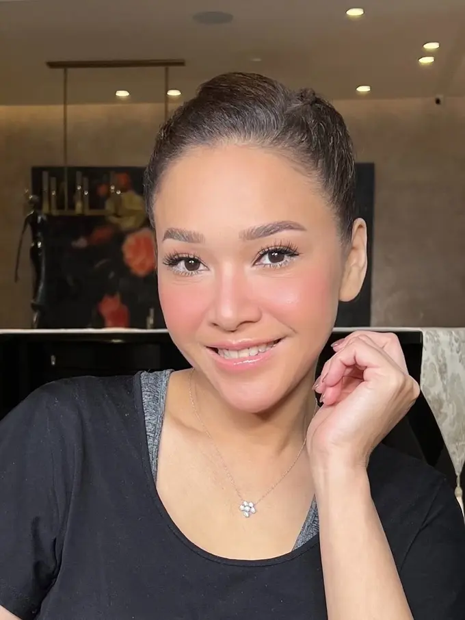 Gaya Makeup Natural Maia Estianty yang Menawan, Sentuhan Manis dari Nuansa Nude Pink