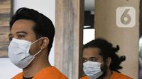 Artis Roby Satria alias Roby Geisha dan asistennya berinisial AJ dihadirkan saat rilis pengungkapan kasus narkoba di Polres Metro Jakarta Selatan, Senin (21/3/2022). Polisi mengamankan satu paket ganja seberat 8 gram serta ganja yang sudah dilinting dan diisap. (Liputan6.com/Herman Zakharia)