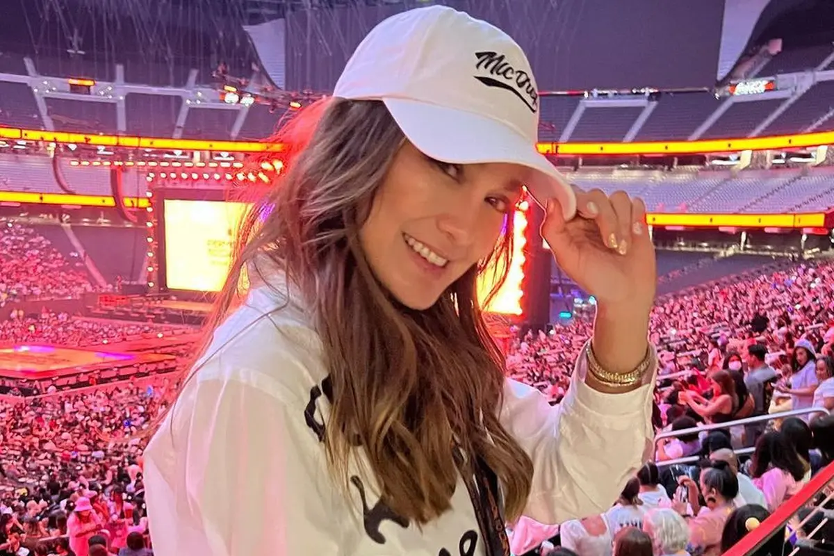 Luna Maya kenakan outfit puluhan juta saat hadir di Konser BTS Permission to Dance on Stage Las Vegas