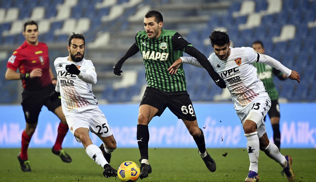 Gelandang Sassuolo, Mehdi Bourabia (tengah) dikawal dua pemain Benevento, Marco Sau (kiri) dan Alessandro Tuia, dalam laga lanjutan Liga Italia Serie A 2020/21 pekan ke-11 di Mapei Stadium, Jumat (11/12/2020). Sassuolo mengalahkan Benevento 1-0. (LaPresse via AP/Massimo Paolone)
