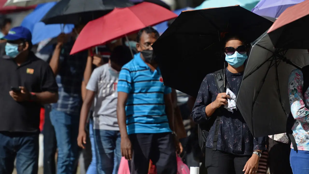 Warga Rela Antre Panjang demi Bisa Masuk Istana Sri Lanka