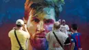 Warga foto di depan mural bergambar wajah bintang Barcelona, Lionel Messi, di Barcelona, Catalonia, Sabtu (17/6/2017). (AFP/Josep Lago)