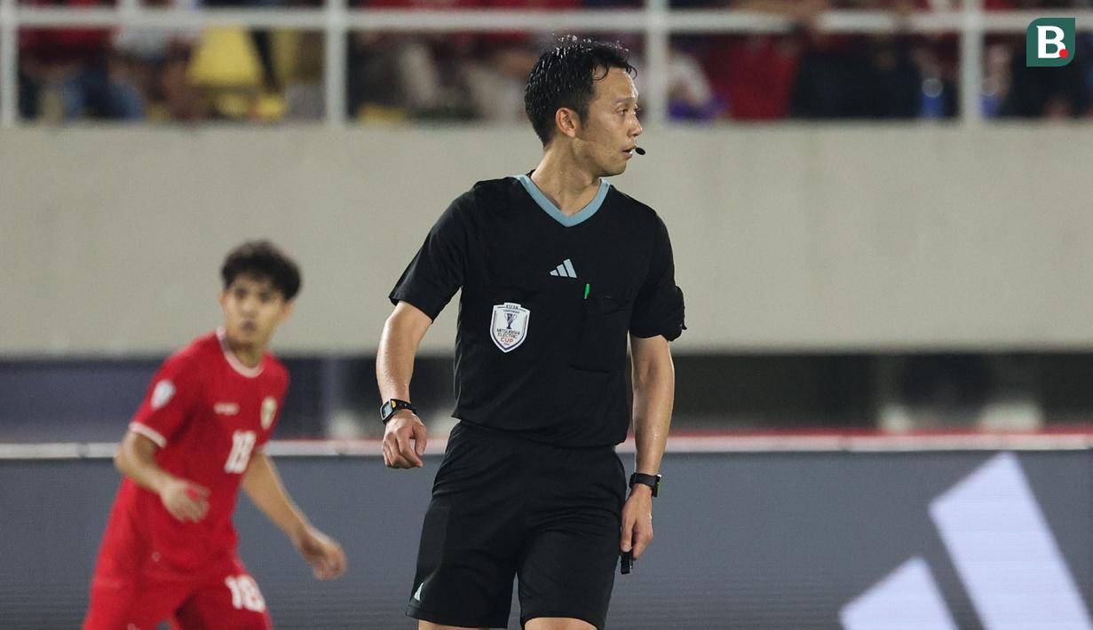 <p>Wasit&nbsp;Takasaki Koji saat memimpin laga Grup B Piala AFF 2024 antara Timnas Indonesia melawan Filipina di&nbsp;yang berlangsung di Stadion Manahan, Solo, Jawa Tengah, Sabtu (21/12/2024). (Bola.com/Abdul Aziz)</p>