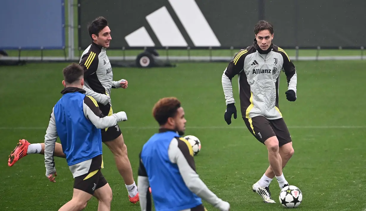 Gelandang Juventus, Kenan Yildiz (kanan) saat sesi latihan bersama rekan setimnya di tempat latihan Continassa, Turin. pada 10 Desember 2024. (Isabella BONOTTO/AFP)
