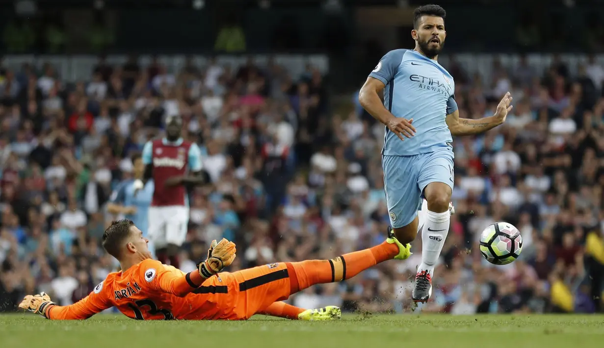  Bintang Manchester City, Sergio Aguero (kanan) hingga pekan keempat telah mencetak 3 gol untuk timnya pada Premier League 2016-2017.  (Reuters/Darren Staples)