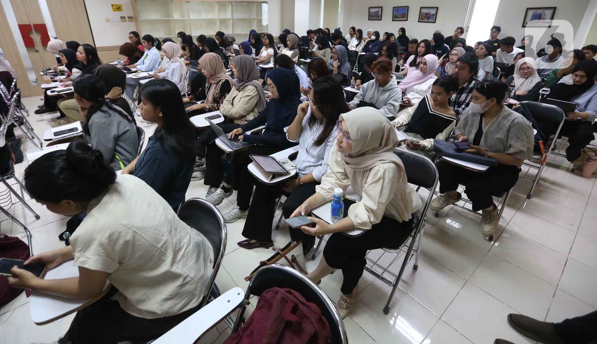 Antusiasme mahasiswa program Vokasi Universitas Indonesia terlihat dari awal hingga akhir sesi. Ini menunjukkan rasa ingin tahu yang besar terhadap dunia branding dan jurnalistik di era digital. Tampak dalam foto, mahasiswa program Vokasi Universitas Indonesia saat mengikuti gelaran program Liputan6.com Connect di kampus Vokasi Universitas Indonesia, Depok, Jawa Barat pada 11 November 2025. (Liputan6.com/Helmi Fithriansyah)