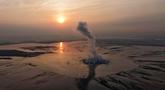 Asap mengepul dari kawah "gunung lumpur" yang disebabkan oleh kecelakaan eksplorasi gas pada tahun 2006, di Sidoarjo, Jawa Timur, Jumat 29 Mei 2026. (AP Photo/Trisnadi)
