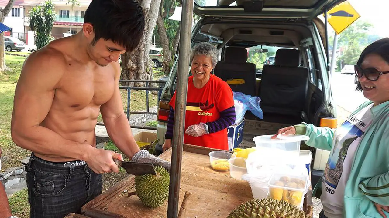 Nggak Cuma Ganteng, Tukang Durian Ini Juga Punya Perut Sixpack