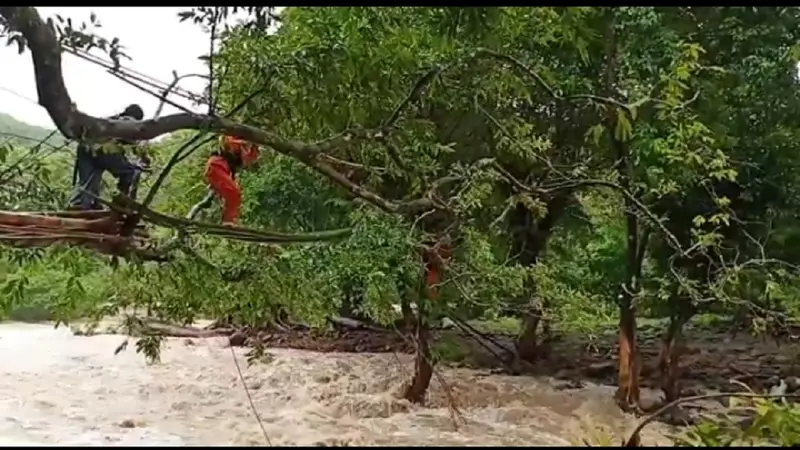 Tim Basarnas Makassar berupaya evakuasi warga Kabupaten Barru yang terisolir banjir (Liputan6.com/ Eka Hakim)