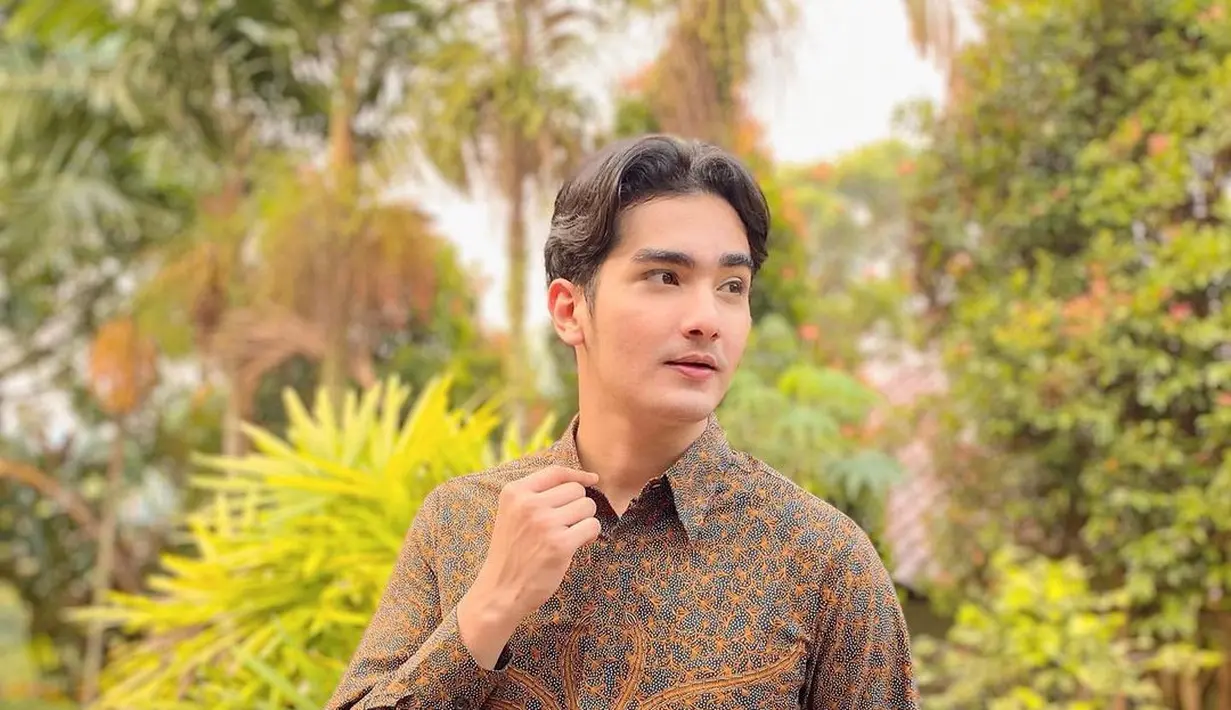 Namun di balik layar para cast kompak menampilkan gaya mereka mengenakan budaya khas Indonesia ini, seperti pose keren Mahdy Reza ini. (Instagram @mahdyrez)