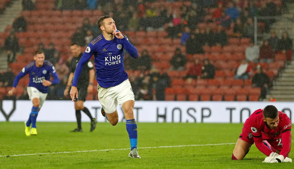 Pemain Leicester City Jamie Vardy melakukan selebrasi usai mencetak gol ke gawang Southampton pada laga Liga Inggris di Stadion St Mary, Southampton, Inggris, Jumat (25/10/2019). Leicester City membantai Southampton 9-0. (AP Photo/Alastair Grant)