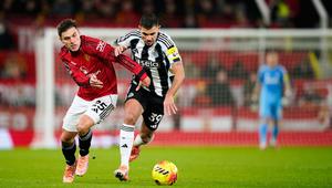 Pemain Manchester United, Manuel Ugarte (kiri), berebut bola dengan pemain Newcastle, Bruno Guimaraes, pada laga Liga Inggris antara Manchester United vs Newcastle di Manchester, Inggris, Jumat, 26 Desember 2025. (AP Photo/Dave Thompson)