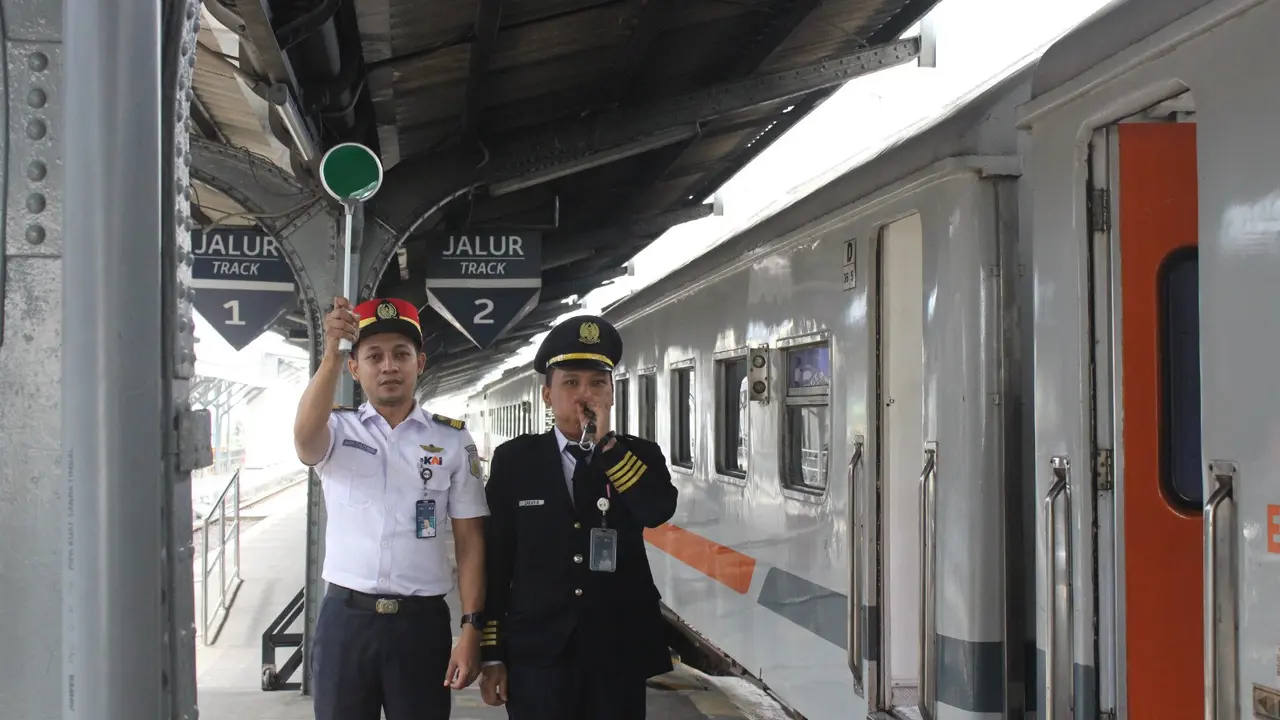 Proses pemberangkatan kereta api dari staisun Jember (Istimewa)