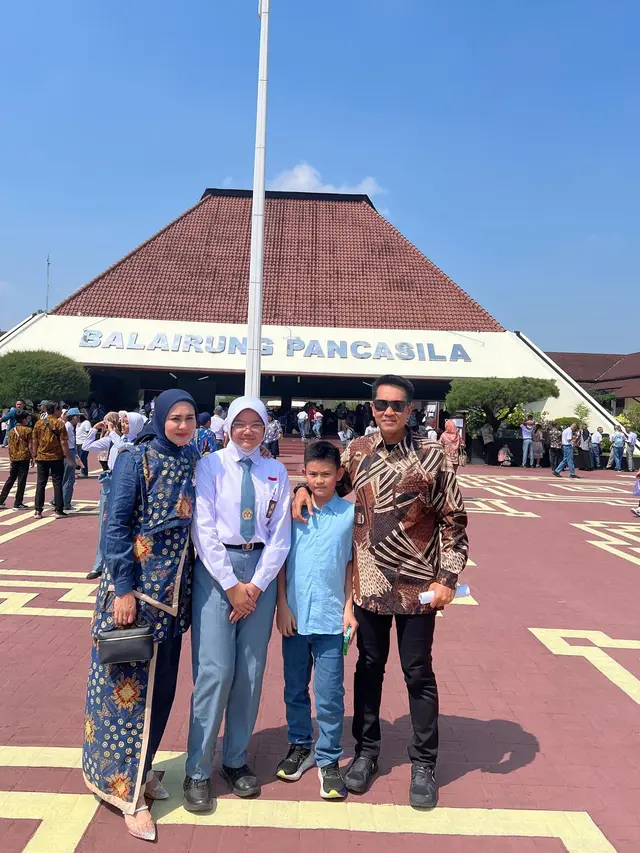 7 Kebersamaan Juliana Moechtar dan Putrinya Waktu Antar Sekolah di Taruna Nusantara