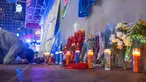 Seorang pria bereaksi saat berdoa di sebuah tugu peringatan di Bourbon Street setelah dibuka kembali untuk umum pada tanggal 2 Januari 2025, di New Orleans, Louisiana, Amerika Serikat. (ANDREW CABALLERO-REYNOLDS/AFP)