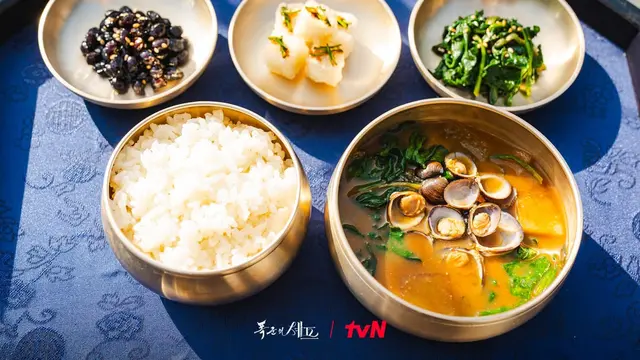 Sup Bayam Doenjang dalam drakor Bon Appétit, Your Majesty. (Instagram/ tvn_drama)