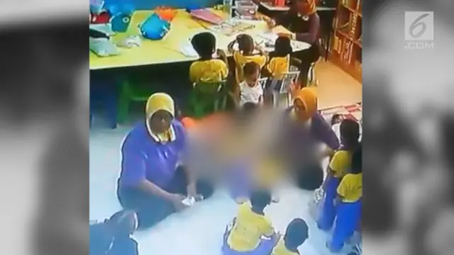 Dua guru TK di Malaysia, ditemukan tega menganiaya muridnya saat di kelas.