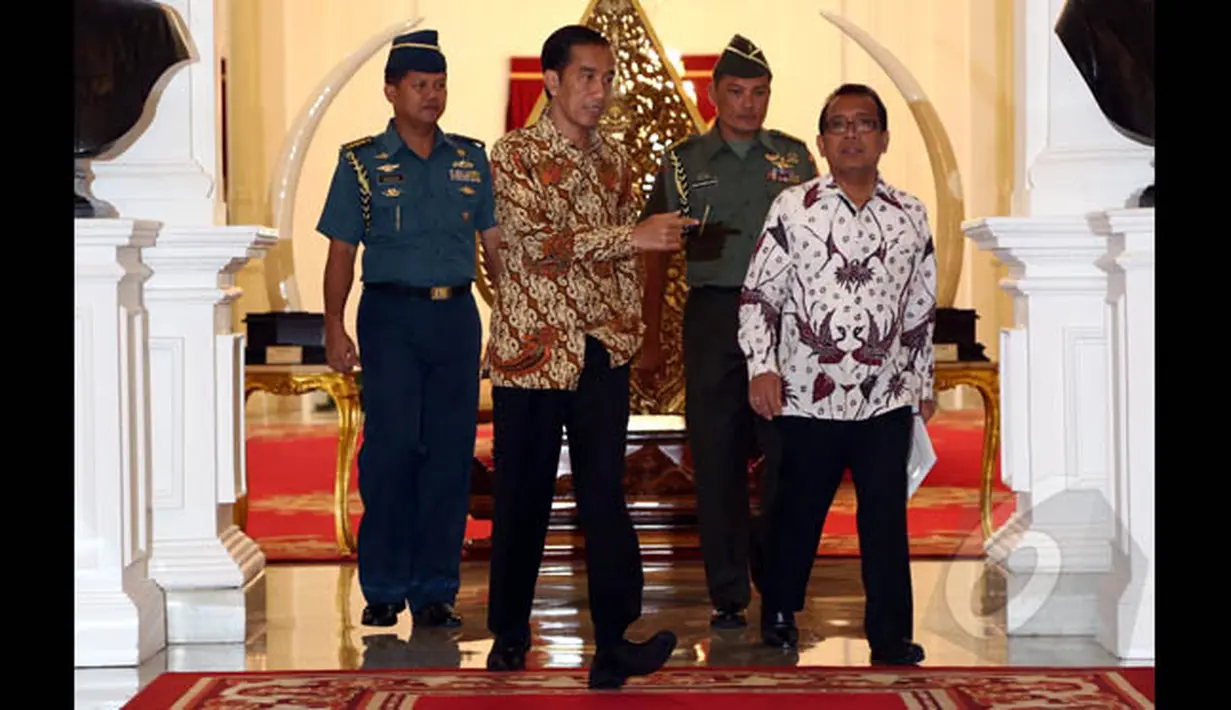 Dewan Pertimbangan Presiden (Wantimpres) menemui Presiden Joko Widodo di Istana Merdeka, Jakarta. Presiden Jokowi (kedua dari kiri) bersiap menemui Wantimpres di Istana Merdeka, Jakarta, Rabu (28/1/2015). (Liputan6.com/Faizal Fanani)