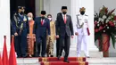 Presiden Joko Widodo atau Jokowi (kedua kanan) didampingi Wakil Presiden Ma'ruf Amin saat mengikuti upacara HUT ke-76 TNI di halaman Istana Merdeka, Jakarta, Selasa (5/10/2021). (Foto: Istana Kepresidenan)