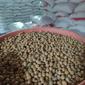 Harga kacang kedelai yang masih bertahan di atas Rp 11.200 per kilogram (kg) cukup membebani para pengrajin, di tengah perlambatan ekonomi akibat pandemi Covid-19 saat ini. (Liputan6.com/Jayadi Supriadin)