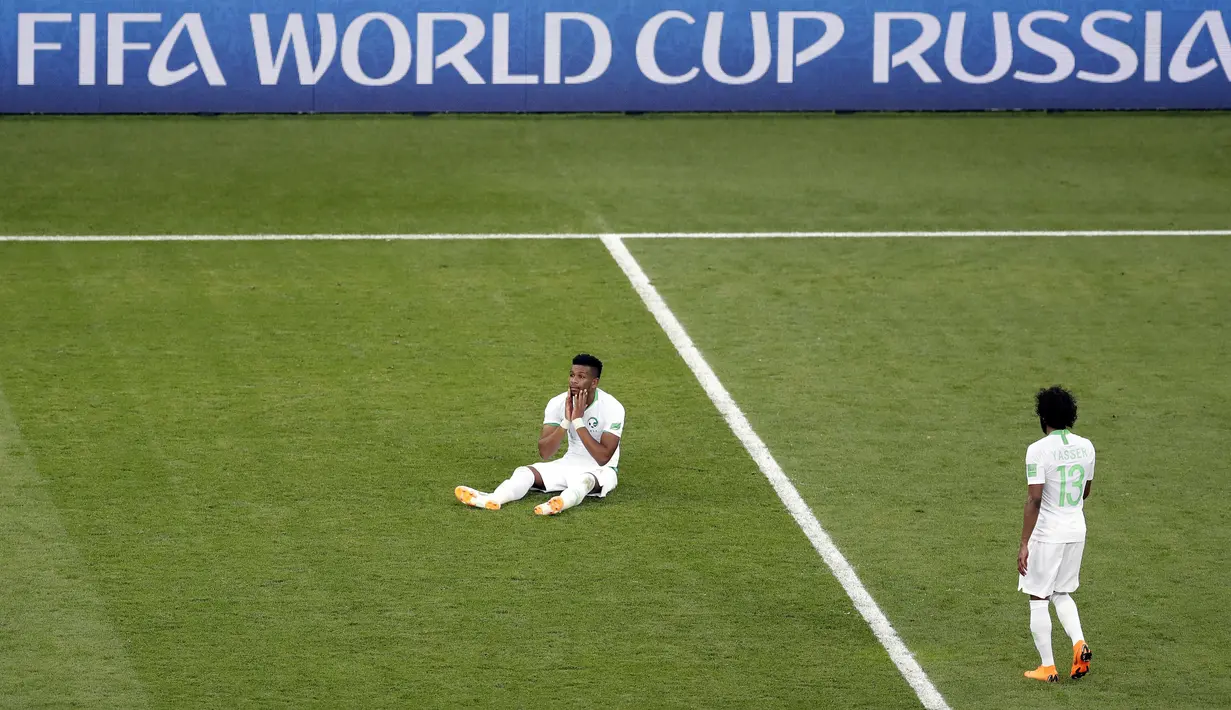 Pemain Arab Saudi, Ali Albulayhi kecewa usai timnya kalah dari Uruguay pada laga grup A Piala Dunia 2018 di Rostov Arena, Rostov-on-Don, Rusia, (20/6/2018). Uruguay menang 1-0. (AP/Themba Hadebe)