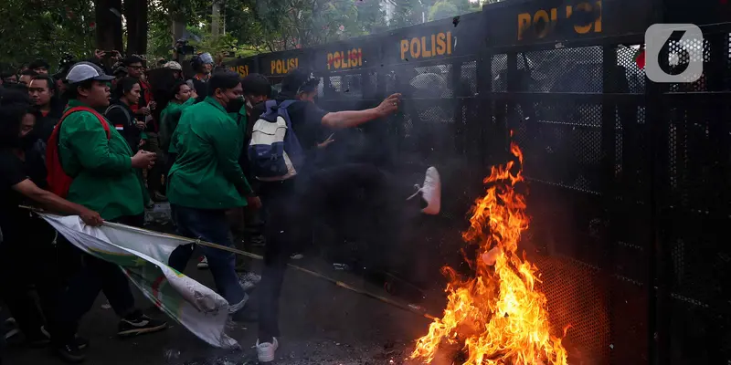 Massa Demo Tolak Revisi UU Pilkada Juga Jebol Gerbang Pancasila