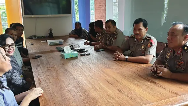 Kepala Biro Penerangan Masyarakat (Karo Penmas) Divisi Humas Polri, Dedi Prasetyo bersama jajarannya saat mengunjungi Redaksi Liputan6.com, Rabu (23/1/2019). (Liputan6.com/Edu Krisnadefa)