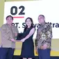 Director PT Surya Citra Media Tbk (SCM) Rusmiyati Djajaseputra (tengah) berpose saat mendapatkan penghargaan 50 perusahan terbaik Forbes Indonesia Best Of The Best Award di Jakarta, Kamis (20/10). (Liputan6.com/Angga Yuniar)